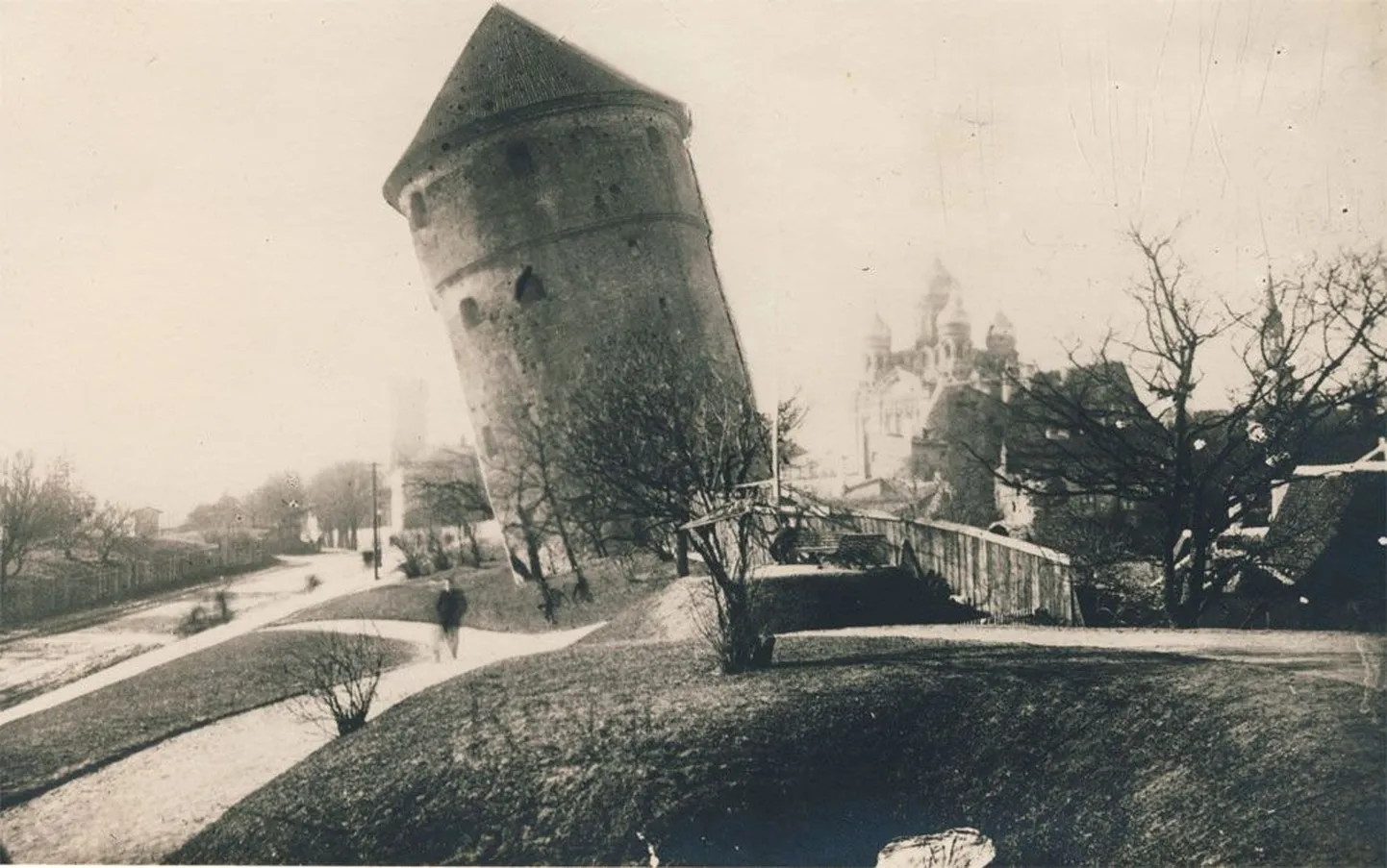 H. ja J. Kristini aprillikaart aastast 1910, kus Kiek in de Köki on kujutatud Pisa torni moodi viltuvajununa.