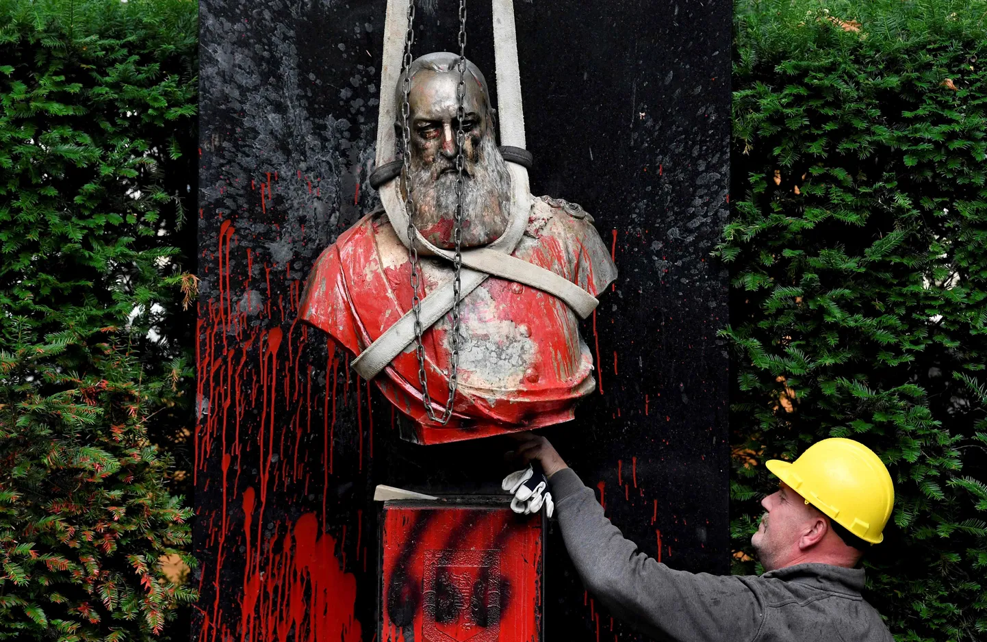 Tööline eemaldab Belgia endise kuninga Leopold II rüüstatud kuju Gentis tunamullu suvel. Leopold II valitsemisjala suri haigustesse, tapeti või sandistati miljoneid inimesi praeguse Kongo DV aladel.
