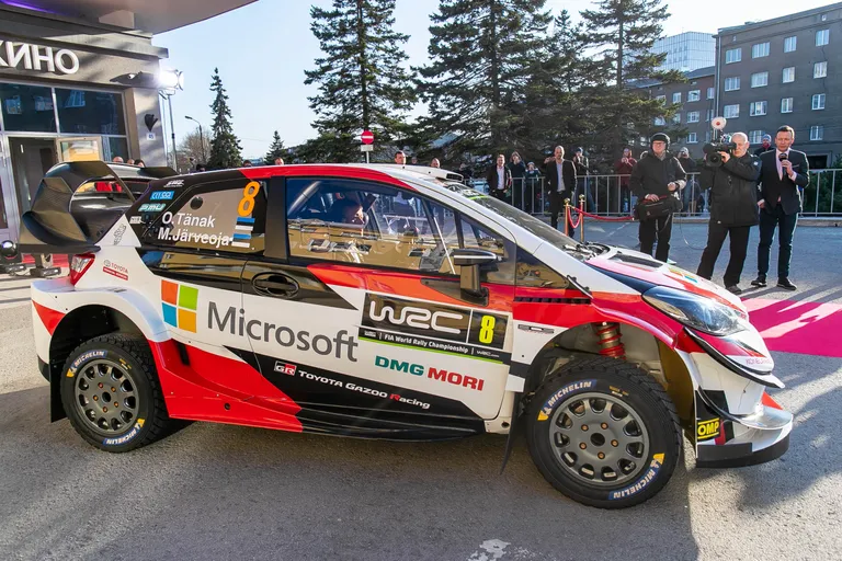 Ott Tänak ja Martin Järveoja saabusid filmi esilinastusele WRC autoga.