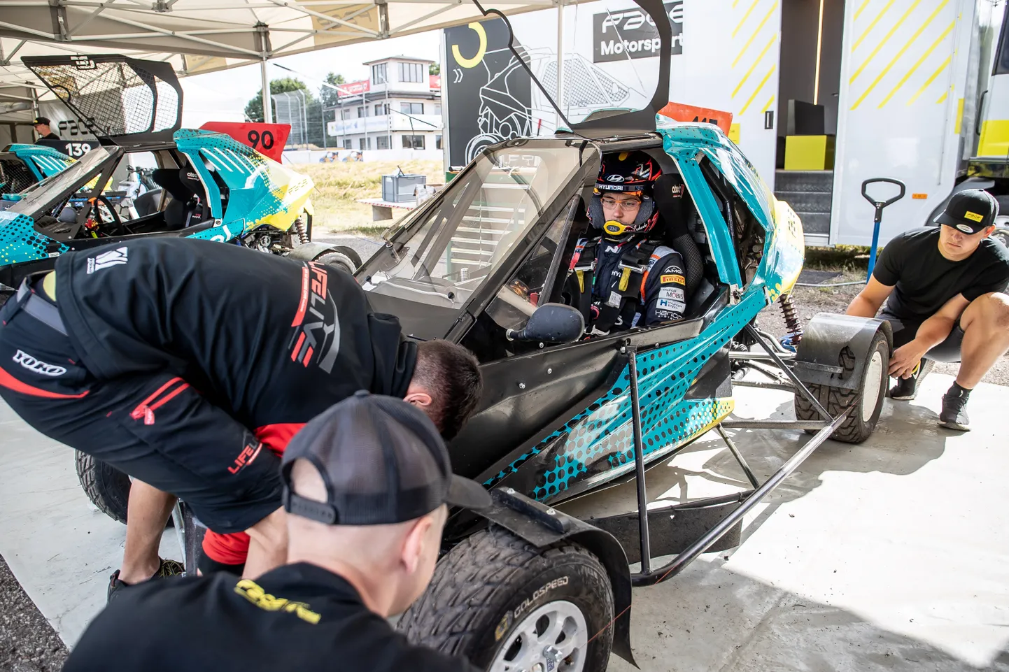 Thierry Neuville jäi Eestisse kauemaks, et testida Kulbilohus oma firma LifeLive'i krosskarte.