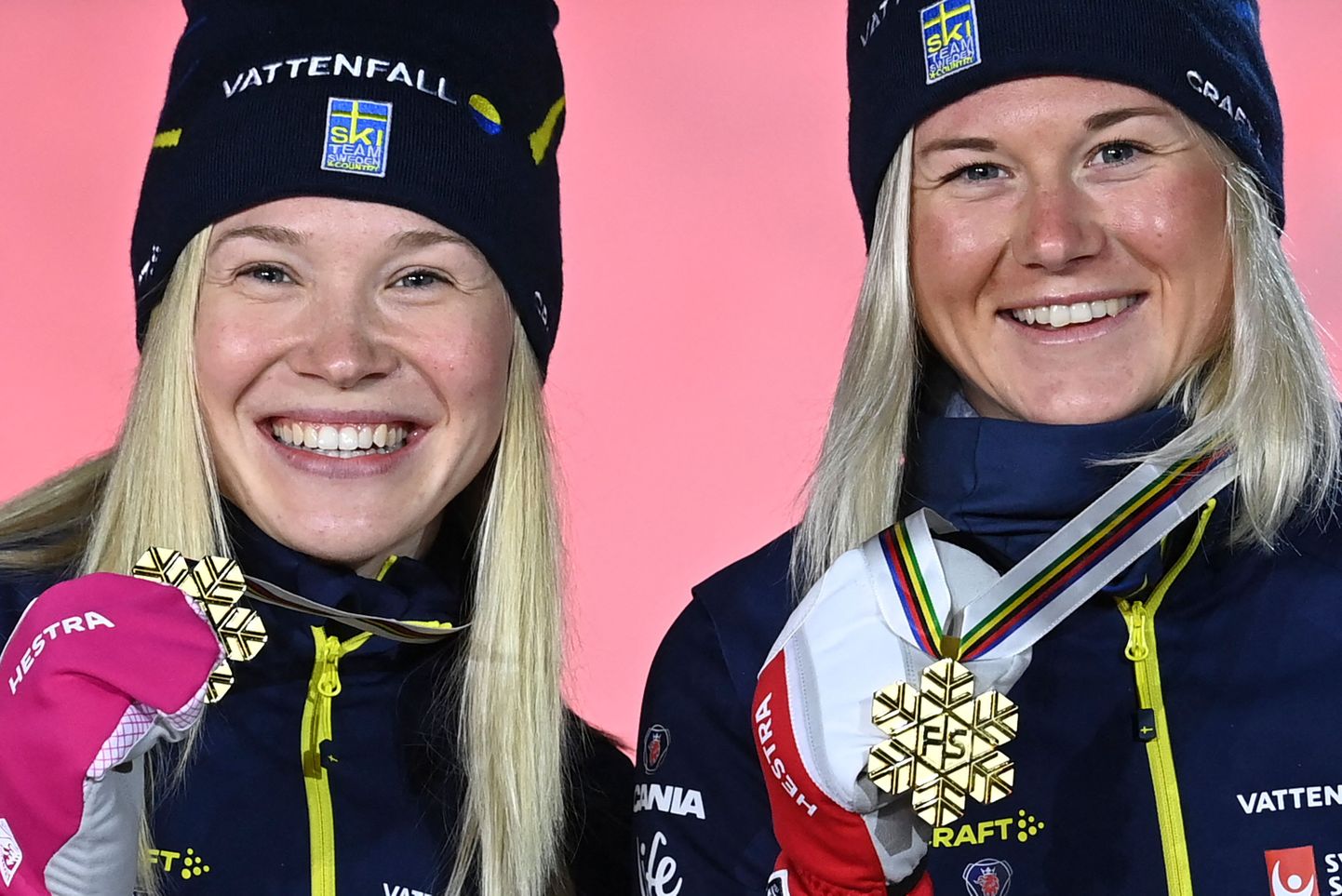 Jonna Sundling (vasakul) ja Maja Dahlqvist Oberstdorfi MMi sprinditeate kuldmedalitega.