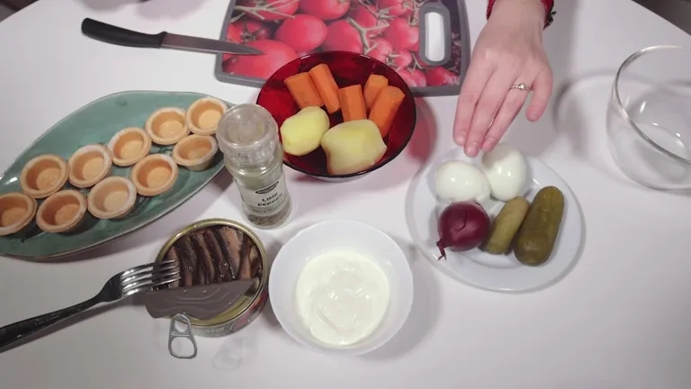 Новогодние корзиночки со шпротами - очень вкусно и просто!