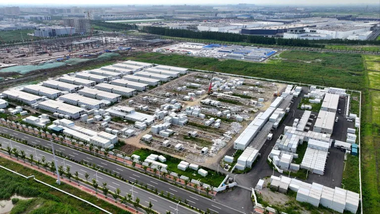 Завод Tesla Megapack по производству систем хранения энергии в Шанхае, Китай, является первым за пределами США, производящим аккумуляторные батареи