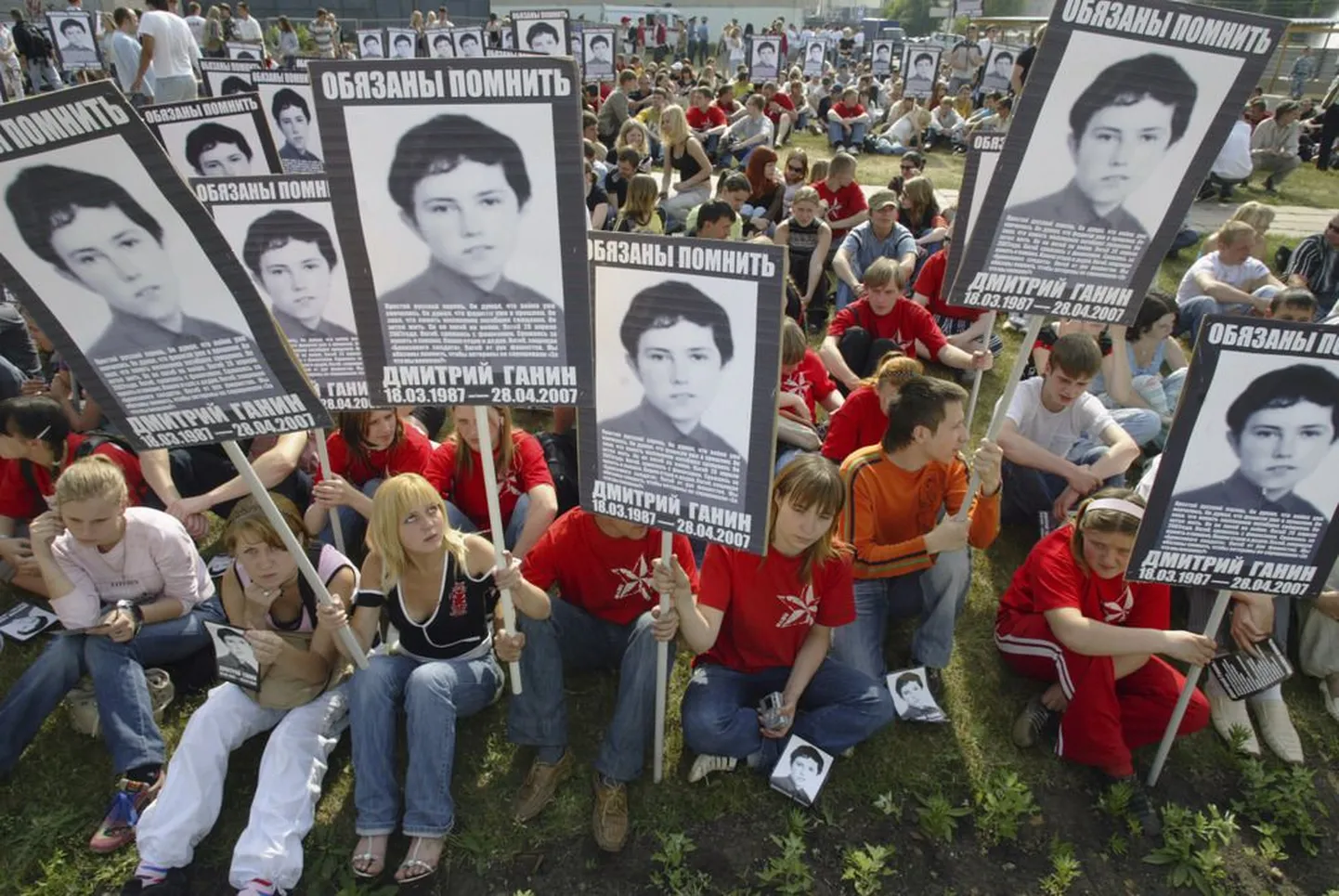 Našistid pronksööl hukkunud Dmitri Ganini pildiga plakatitega Moskvas 2008. aastal.