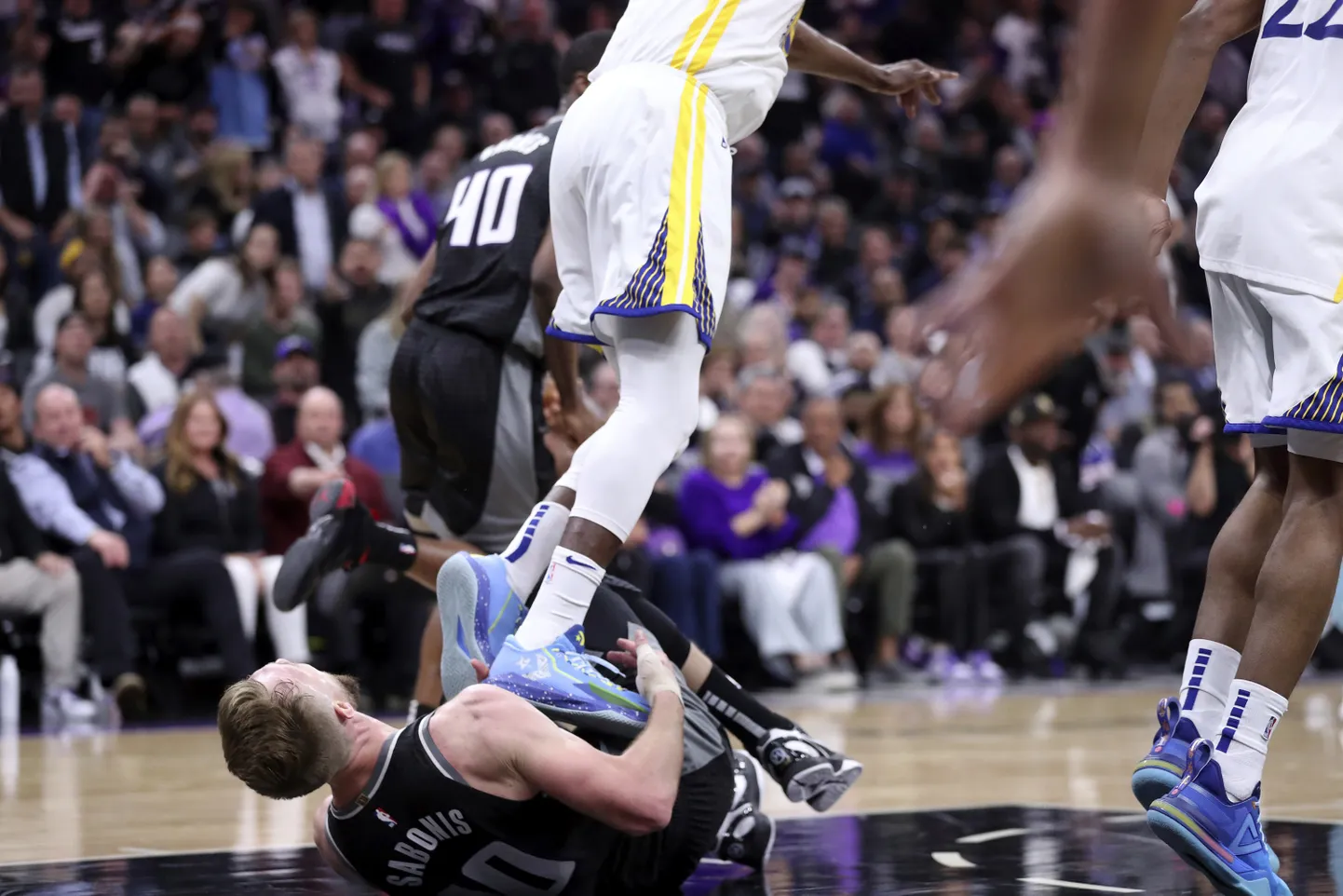 Draymond Green (Golden State Warriors) astumas peale Domantas Sabonisele (Sacramento Kings).
