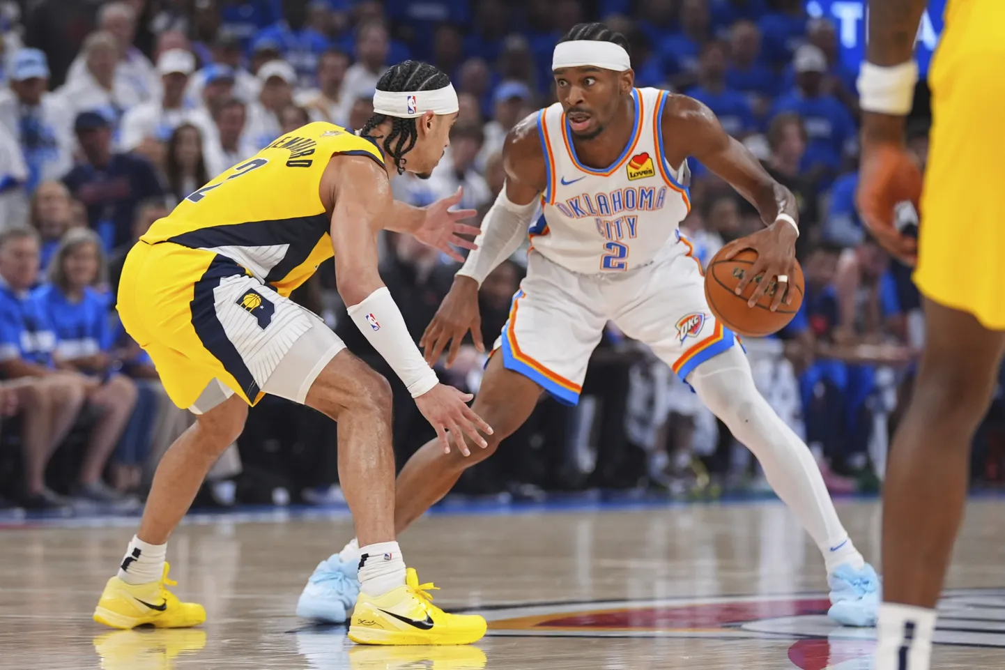 NBA zvaigzne Šejs Gildžess-Aleksandrs (ar bumbu)