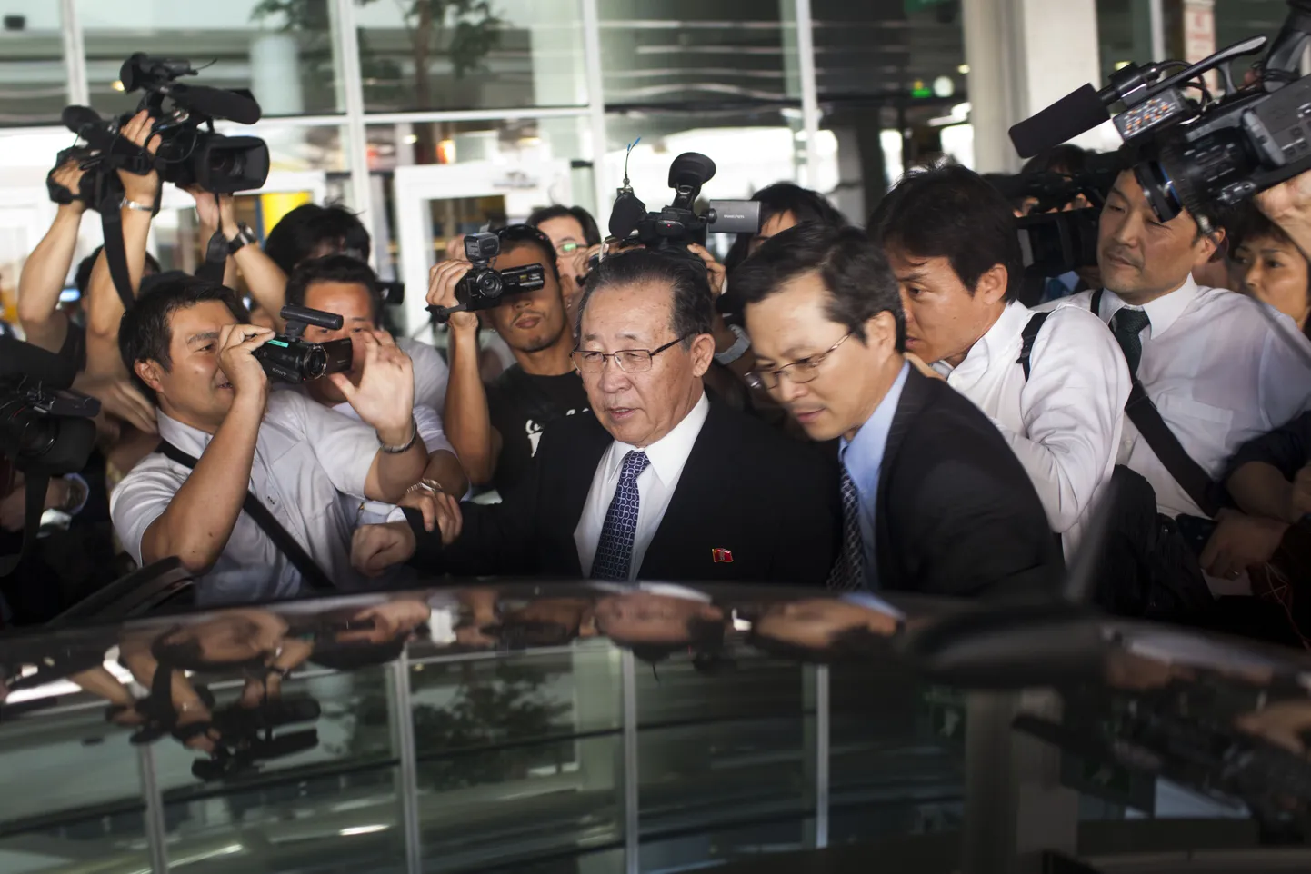 Põhja-Korea asevälisminister Kim Kye Gwan (keskel) New Yorgi JFK lennujaamas.