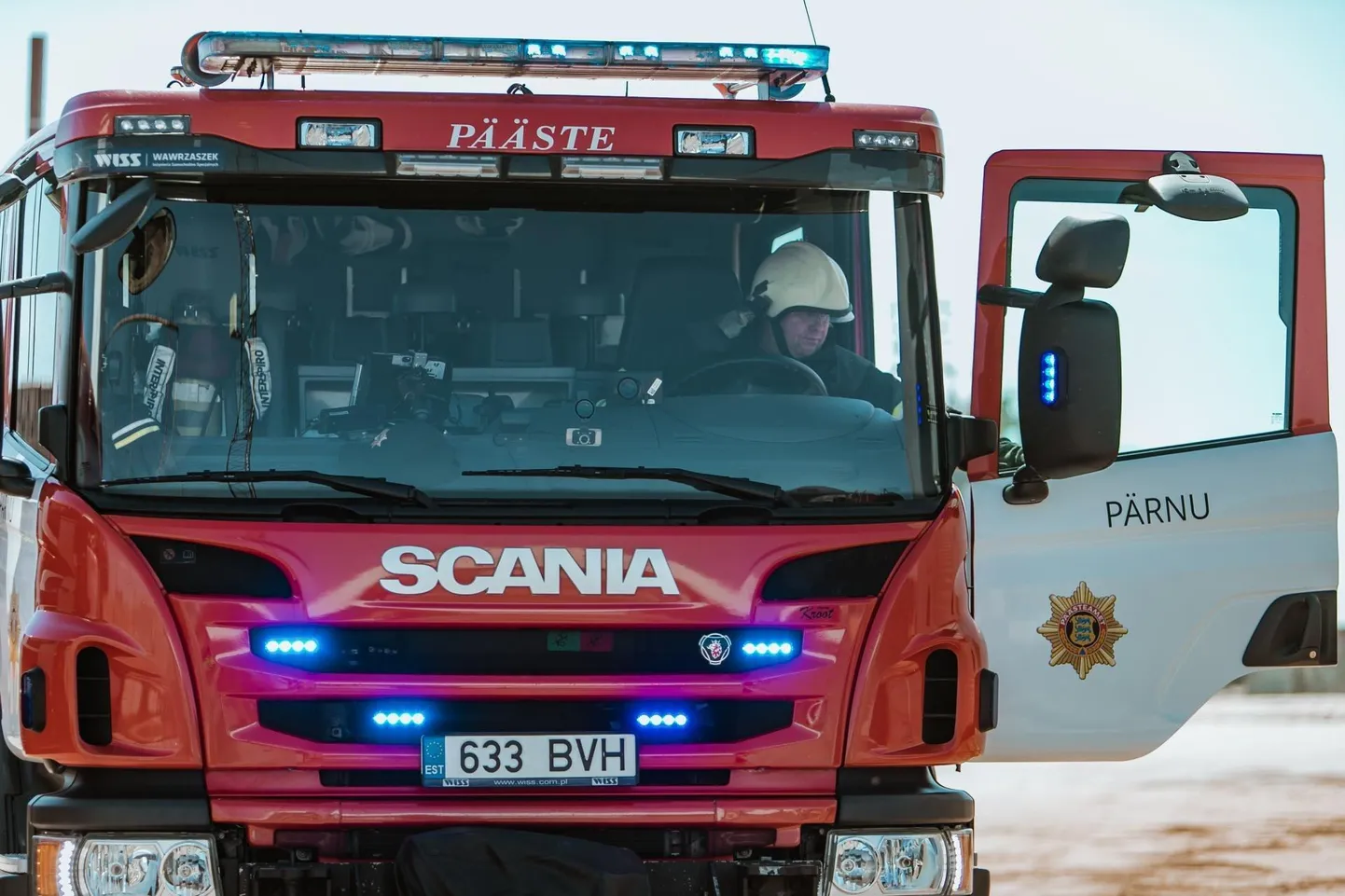 Pärnu komando kõrvaldas sündmuskohal autode süttimise ohu.