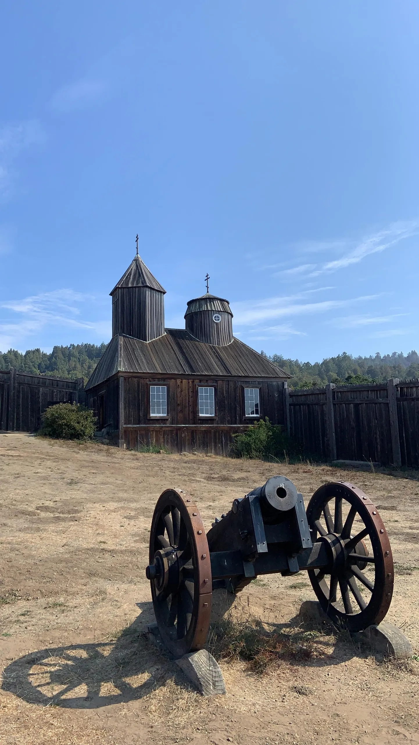 Fort Rossi sisehoov koos ühega paljudest kahuritest.