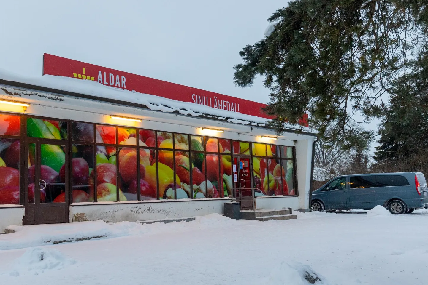 Aldar Market Roela on praegu veel asula ainuke pood.