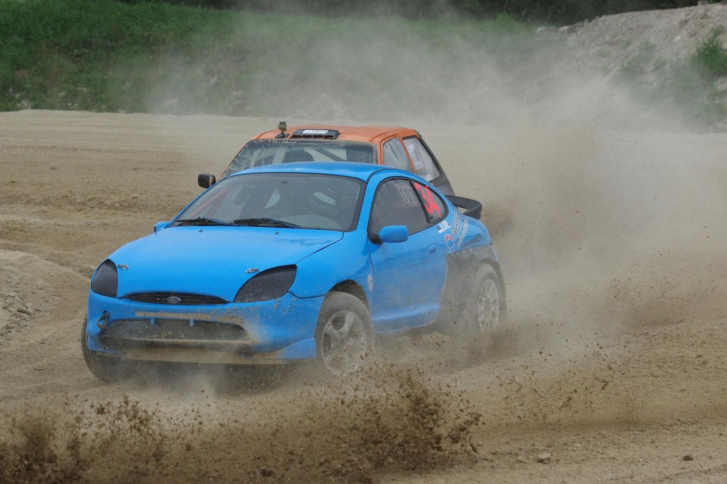 Rainis Tiri (sinine võistlusauto) oli Piiroja rajal peetud karikasarja sõidul rahvakrossis teine.
