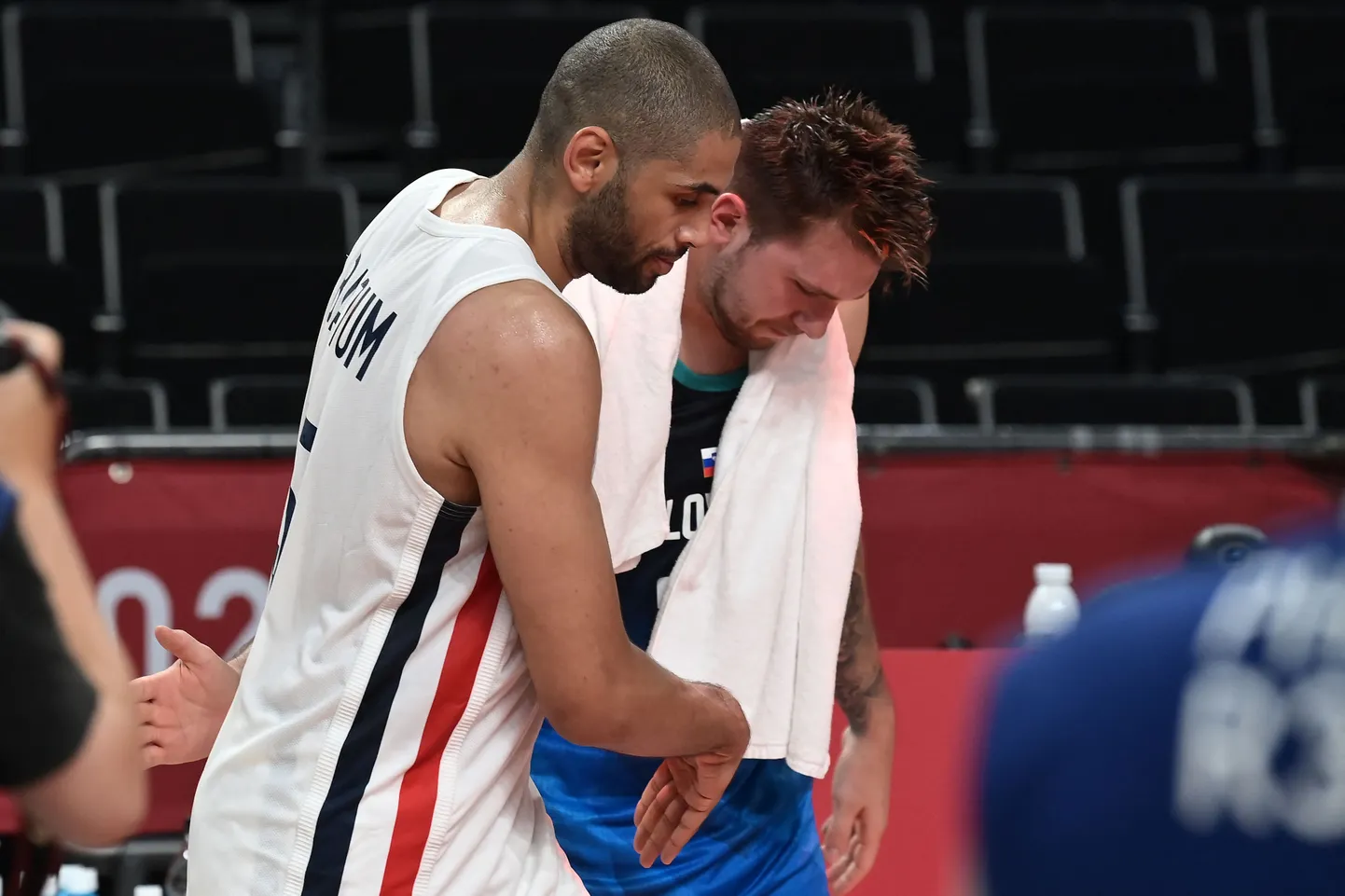Võidu toonud kulbi pannud Nicolas Batum (vasakul) lohutab olümpiamängude ajaloos kolmanda korvpallurina kolmikduubli teinud Luka Dončićit.