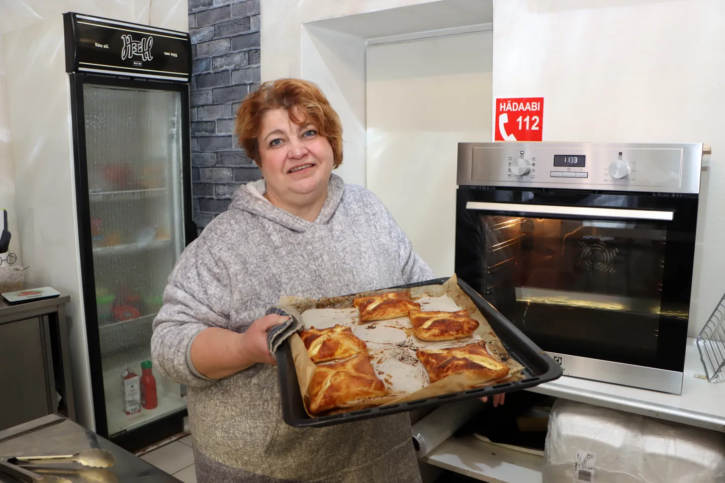 Радушная хозяйка кафе Юлия Калинкина предлагает булочки с пылу с жару.