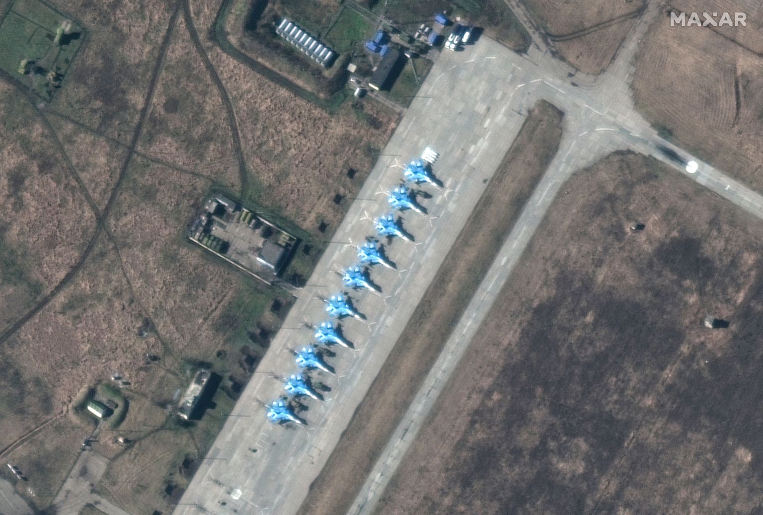 Maxar Technologiese satelliidifoto Vene Suhhoi Su-34 hävitus-pommituslennukitest Krasnodari krais Primorsko-Ahhtarski õhujõudude baasis. Lääne eksperte üllatas, et Venemaa on Ukrainasse tungides kasutanud vähe sõjalennukeid