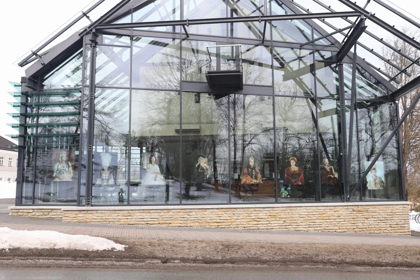 Rakvere Teatrikinos ripub fotonäitus “Naise elu lõuend”, mida saab nautida värskes õhus veel ka aprillikuus.