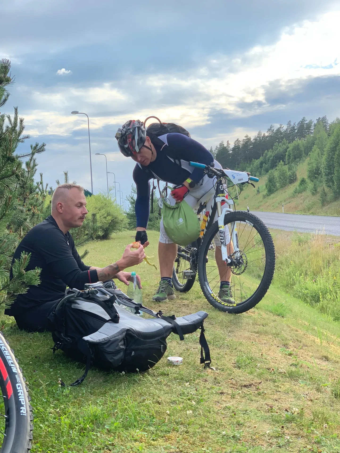 Tanel Uudeberg (rattaga) ja Rauno Mäe said seiklusretke läbides palju kogemusi.