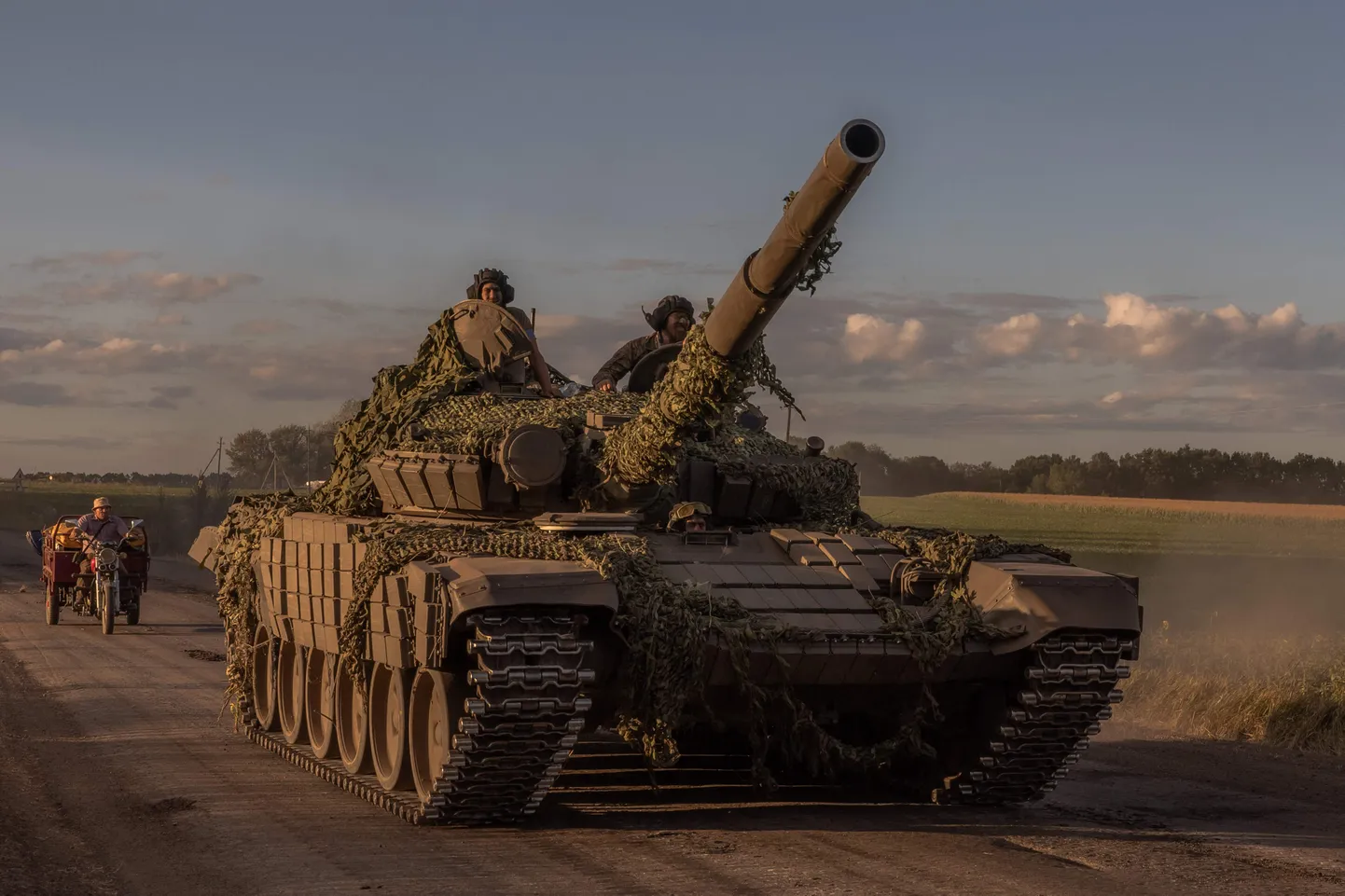 Украинские военнослужащие управляют танком Т-72 в Сумской области, недалеко от границы с Россией, 12 августа 2024 года.