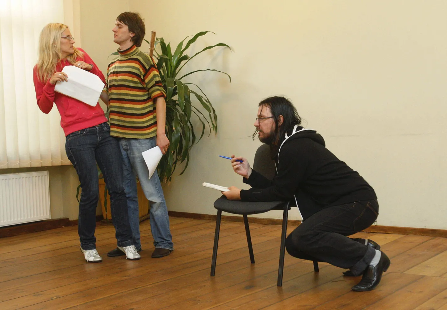 Pildistatud laupäeval, 26. septembril 2009.
Tartu Üliõpilasteatri kümnendaks aastapäevaks valmistatakse ette galaetendust (pildil lavastaja Kalev Kudu (paremalt), Anne Roovere ja Martin Liira).