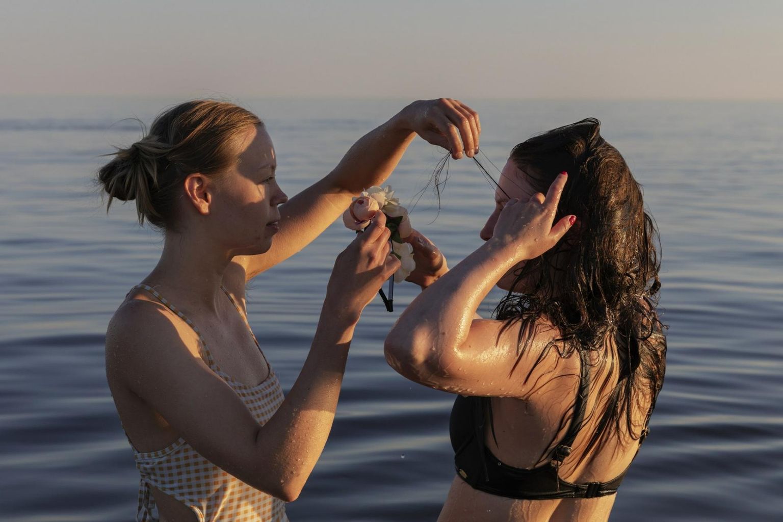 Tüdrukud Pärnu rannas. Juhendaja, Touko Hujaneni foto. 