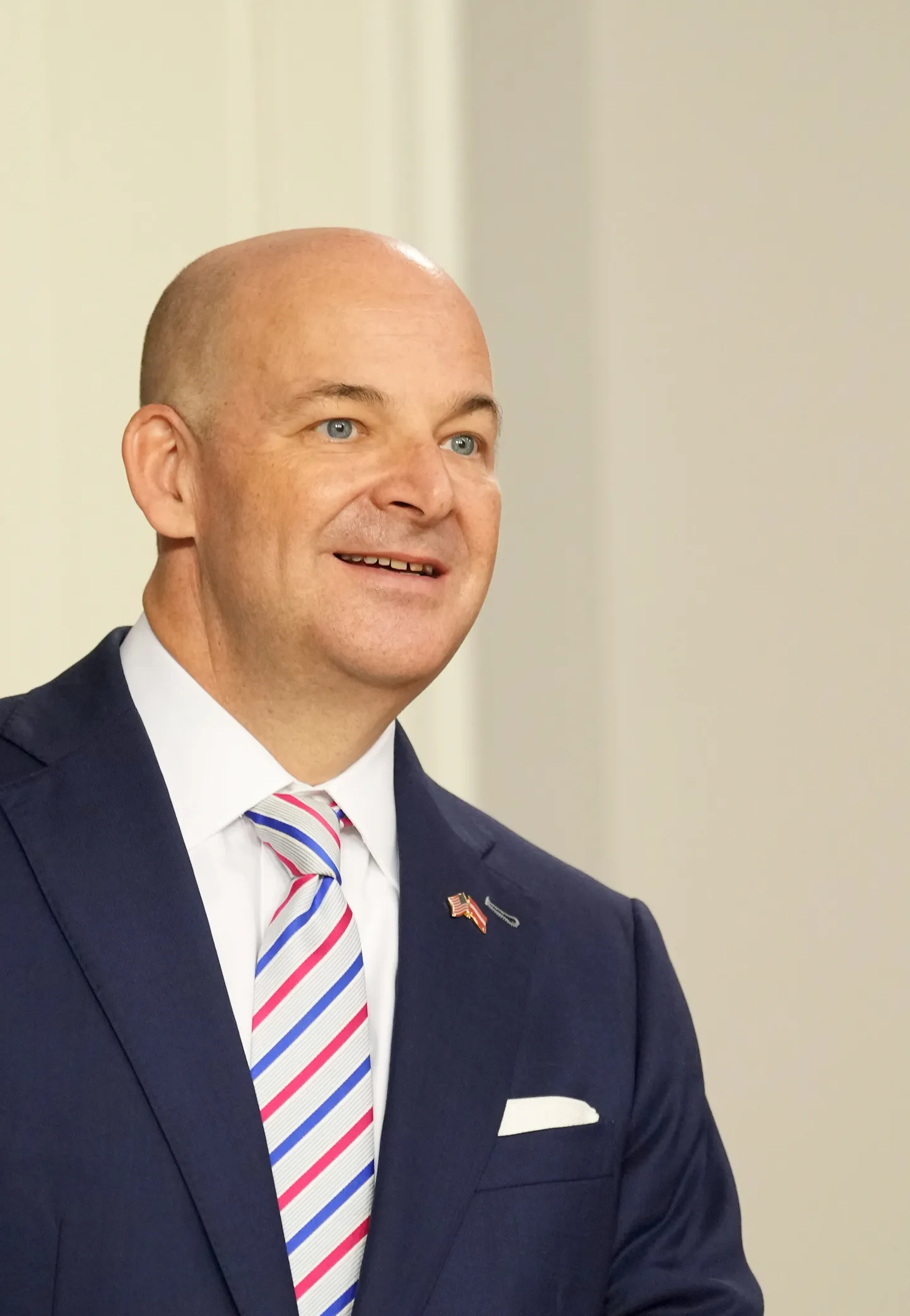 Amerikas Savienoto Valstu vēstnieks Latvijā Kristofers Tods Robinsons piedalās preses konferencē pēc tikšanās ar Latvijas Ministru prezidenti, kurā apsprieda Latvijas un ASV sadarbību drošības un aizsardzības jautājumos, atbalstu Ukrainai un cīņu pret Krievijas agresiju Ministru kabinetā.