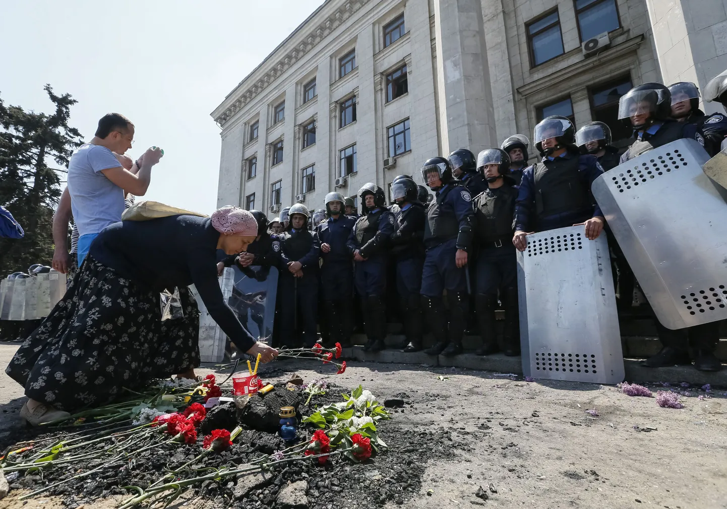 Odessa elanikud asetasid eile ametiühingute hoone maja ette surmasaanute mälestuseks lilli.