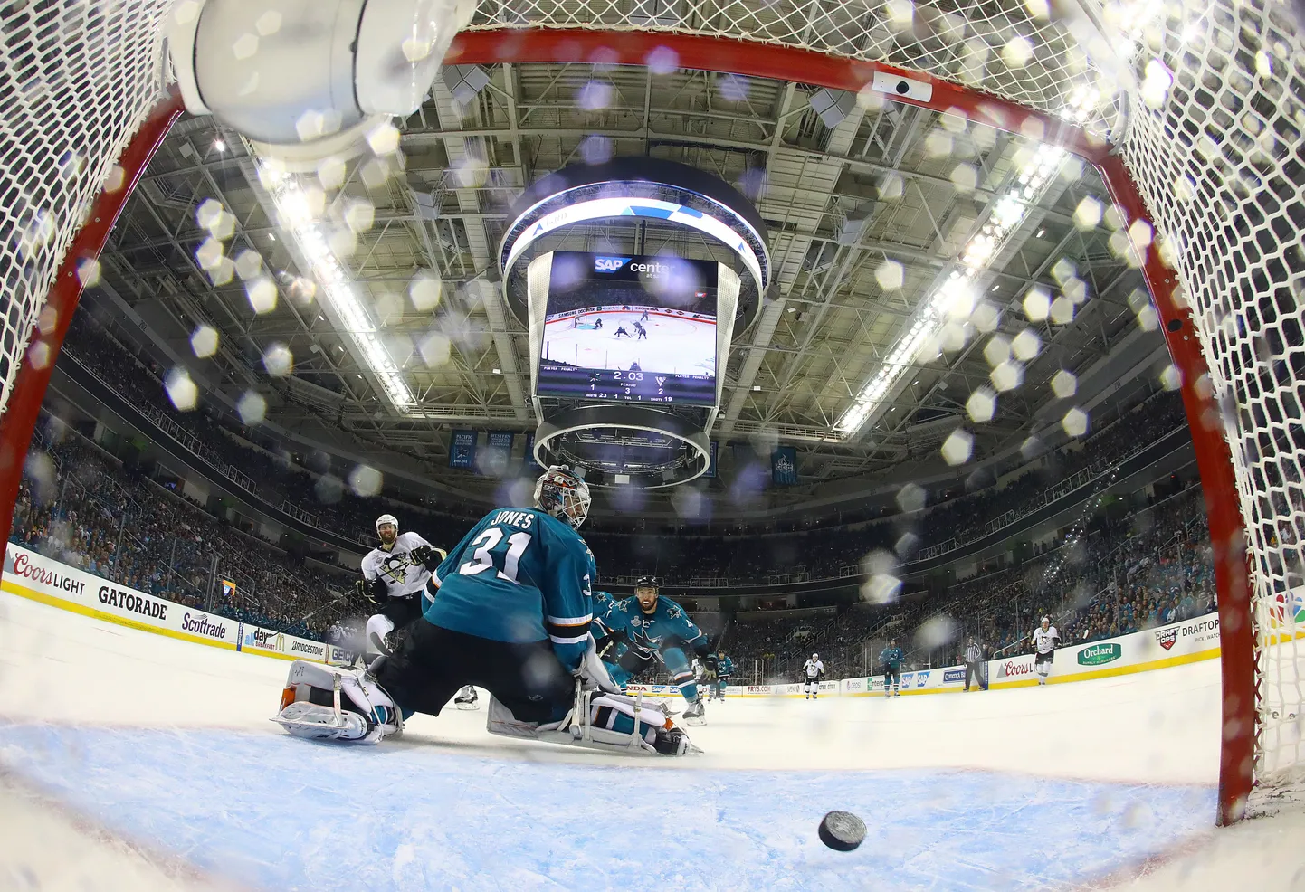 Eric Fehr (vasakul) on saadab litri San Jose Sharks väravavahi Martin Jonesi valvatavasse puuri ja vormistab lõppseisu 3:1.