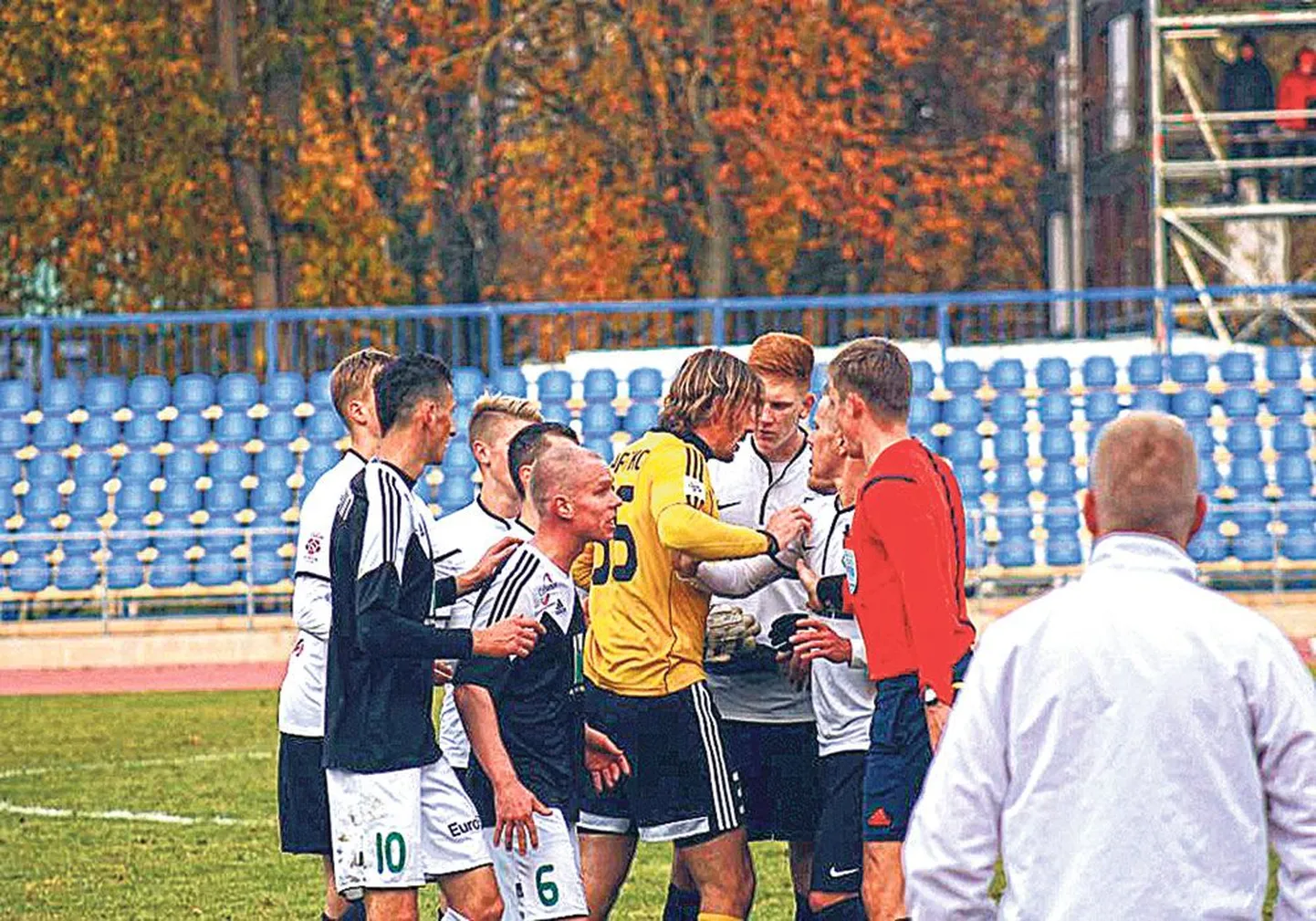 Заработавший красную карточку голкипер «Левадии» Сергей Парейко (в желтом), покидая поле, решил высказать соперникам – игрокам «Флоры» все, что он о них думает.