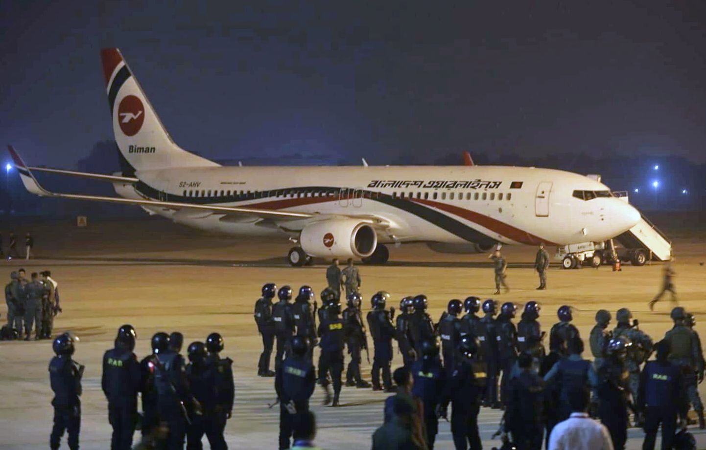 Bangladeshi julgeolekujõud lennufirma Biman Boeing 737-800 lennuki ümber Chittagongi lennujaamas eile õhtul. Nüüdseks on teada, et lennukit kaaperdada üritanud mees kasutas võltsrelva.