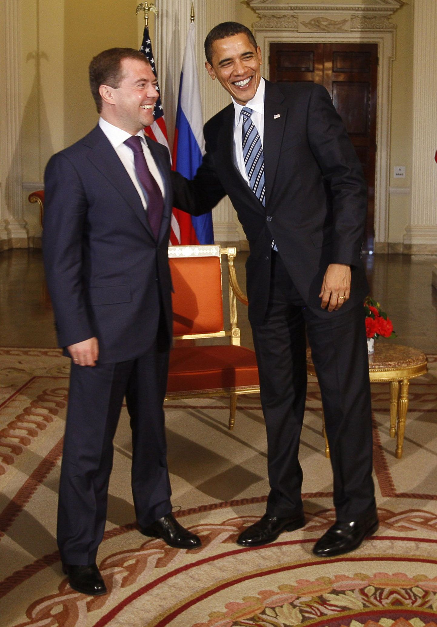 Barack Obama (paremal) ja Dmitri Medvedev võivad tuumarelvaarsenali vähendamise üle peetavatel läbirääkimistel saavutatu avalikustada juulis.