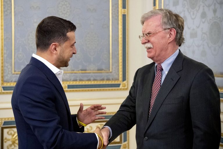 Ukraina president Volodõmõr Zelenskõi (vasakul) ja Trumpi julgeolekunõunik John Bolton kohtusid sel nädalal Ukrainas.