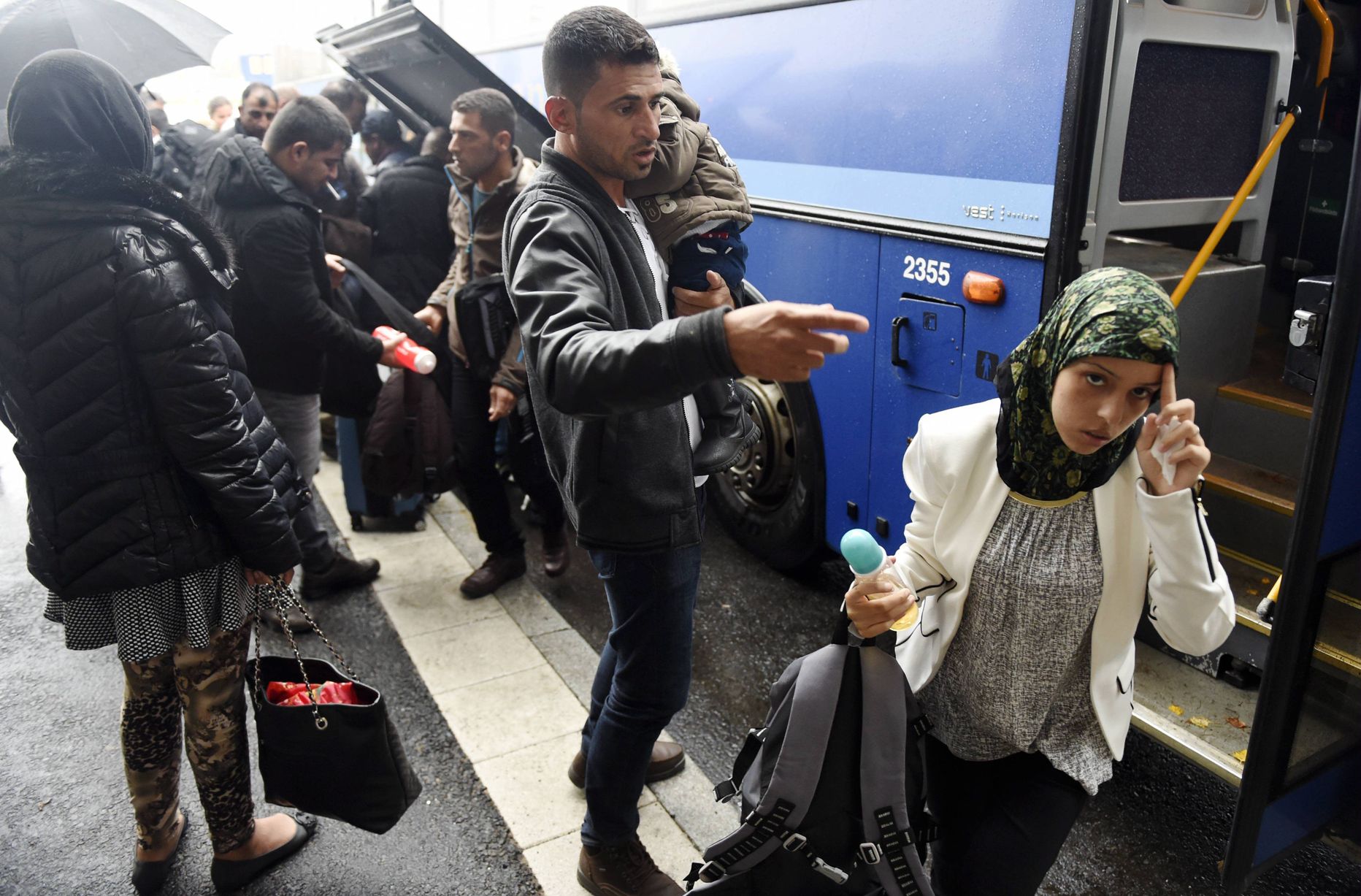 Rootsi kaudu Põhja-Soome saabunud migrandid Tornio bussijaamas.