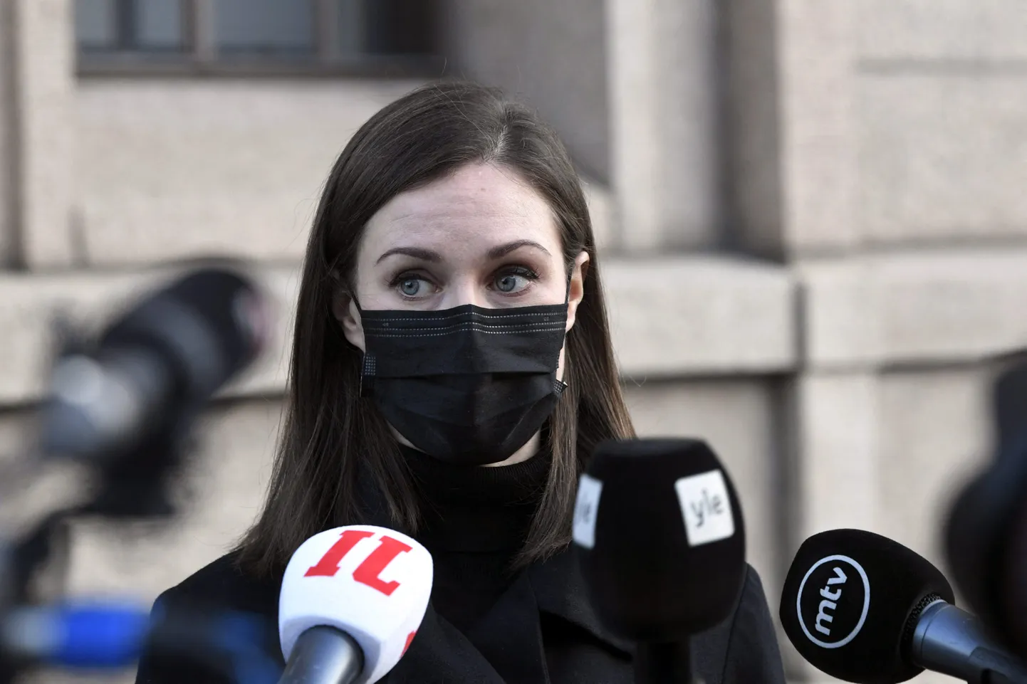 Soome peaminister Sanna Marin vastamas 8. detsembril Helsingis parlamendihoone ees ajakirjanike küsimustele, ka neile, mis puudutasid ta 4. detsembri ööklubide külastamist