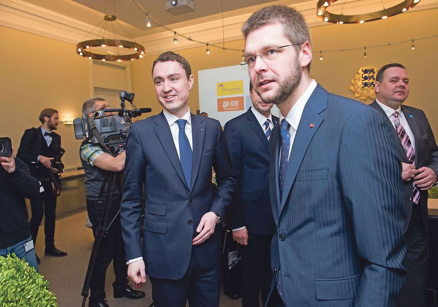 Премьер-министру Таави Рыйвасу (слева) предстоит уладить ситуацию с кандидатом на пост в Европейской контрольной палате, против которого выступает Евгений Осиновский (справа).