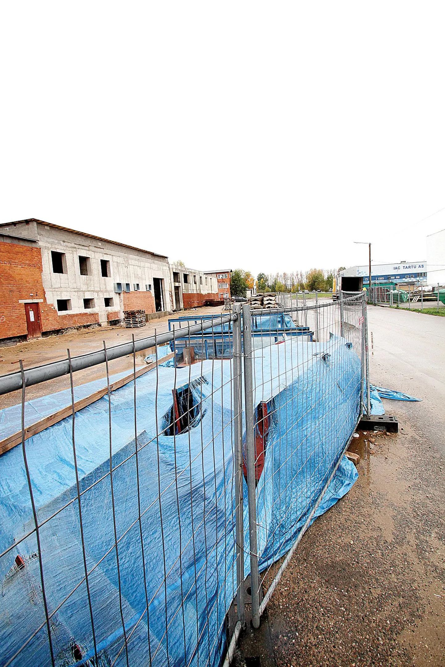 Enne talve konserveerib Eviko maaülikooli laborihoone, lõpetades ühe seina ehituse ja katusepaneku.