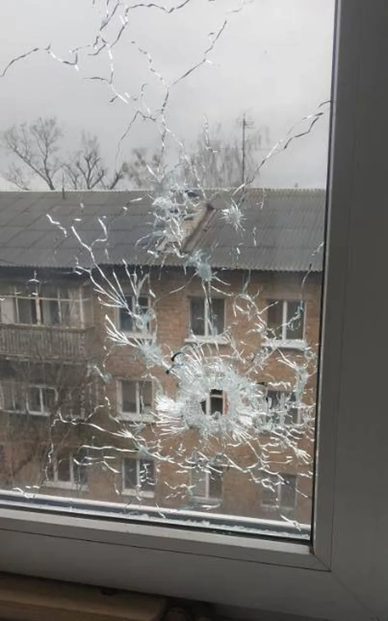 Простреленное окно