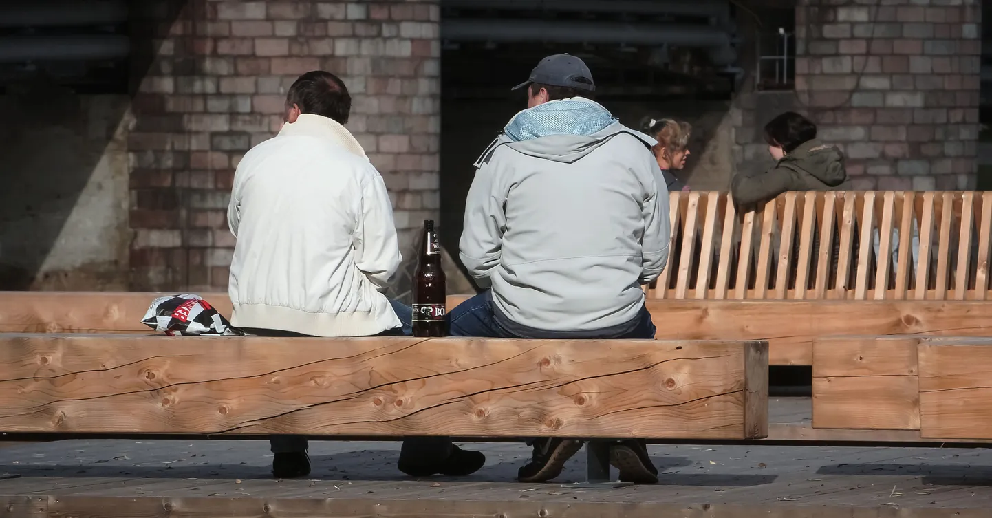Alkoholi tarbimine avalikus kohas läheb taas keelu alla. Foto on illustreeriv.