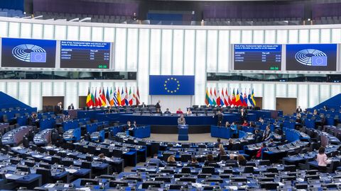 Eiropas Parlaments apstiprina 90 miljardu eiro aizdevumu Ukrainai