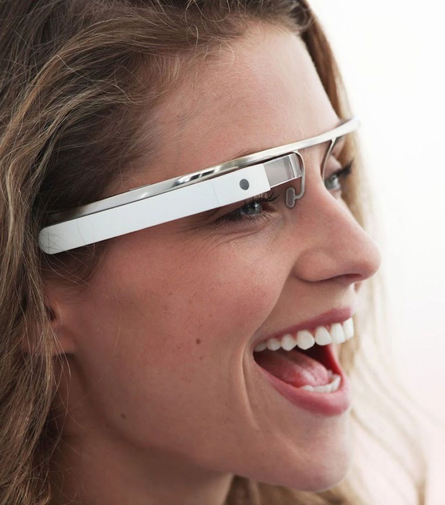 Google töötab välja nn intelligentsete prillide prototüüpi, mille läbipaistvale ekraanile kuvatakse erinevat infot. Kasutajad saavad seadet juhtida häälkäskude ja pealiigutustega.