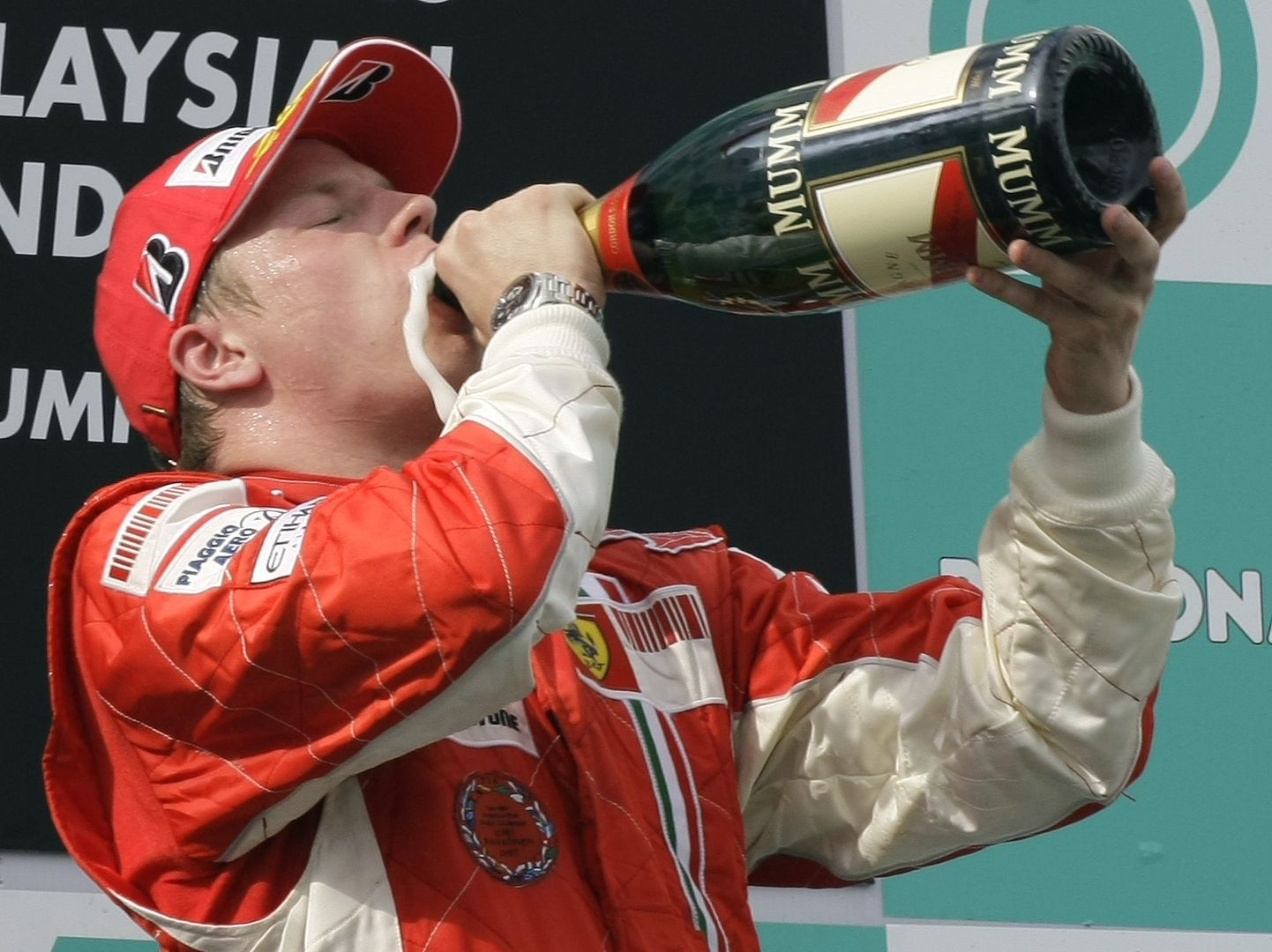Kimi Räikkönen võidušampust joomas.