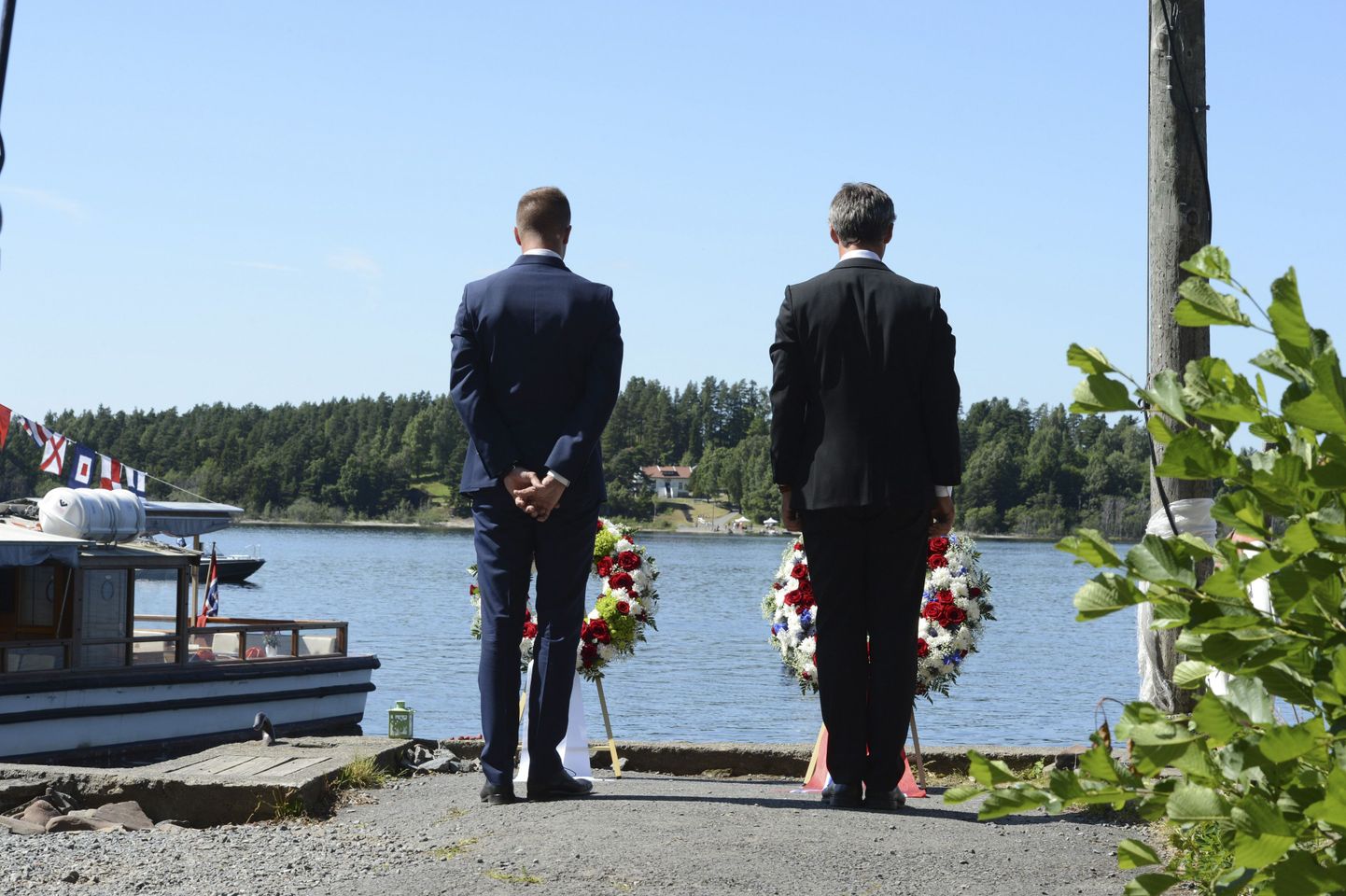 Norra tööerakonna noorteorganisatsiooni juht Eskil Pedersen (vasakul)ja peaministri koha kaotanud tööerakondlane Jens Stoltenberg Breiviki veresauna ohvreid mälestamas.
