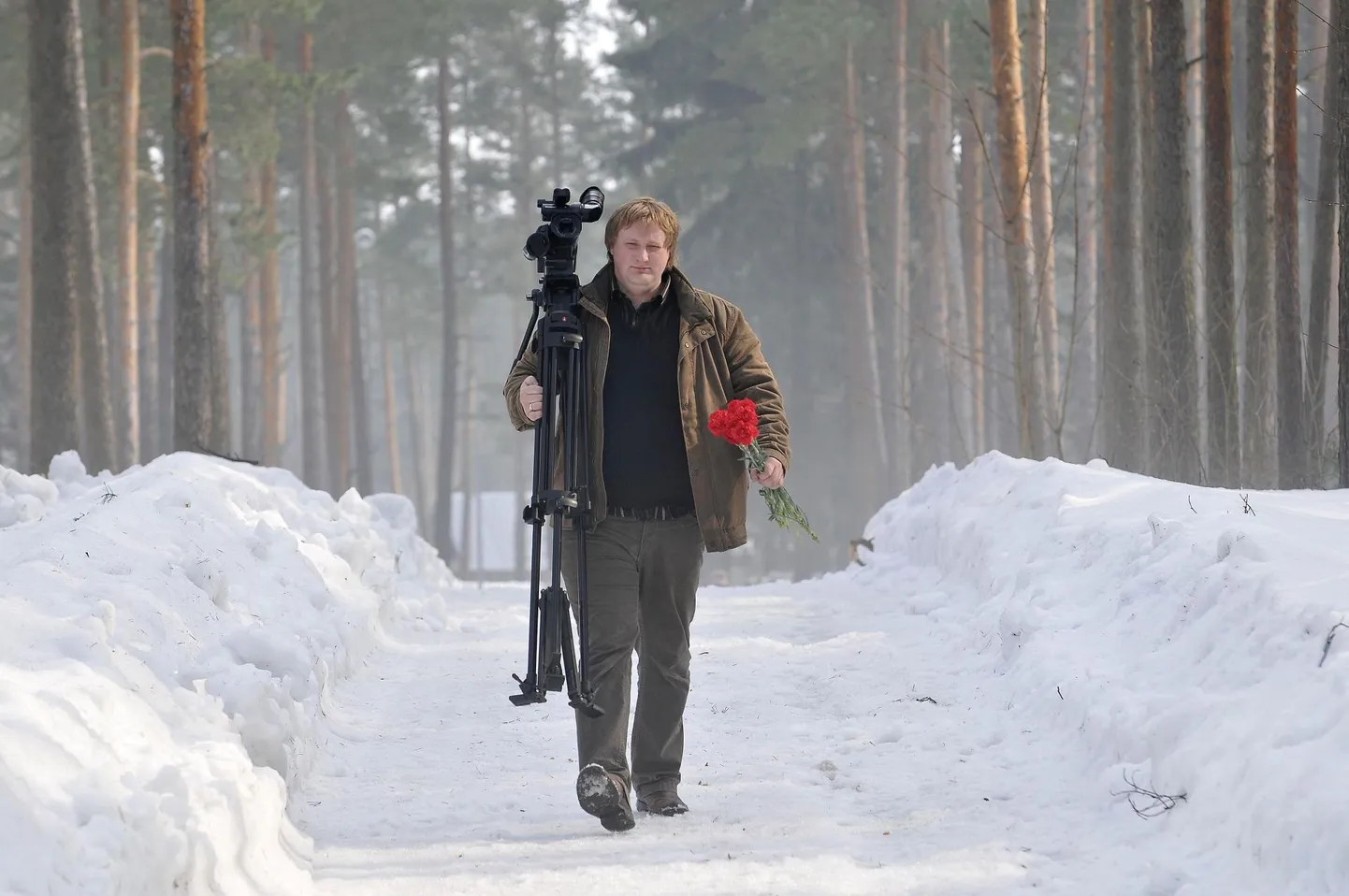 Muuhulgas on operaator ja multitalent Oleg Bessedin dokumentaalfilmi vändanud Nõukogude Liidu kangelasest, Teise maailmasõja veteranist, taasiseseisvunud Eestis küüditamise süüdistusega kohtu alla antud Arnold Merist. Fotol on ta teel Arnold Meri hauale Tallinnas Liiva kalmistul.