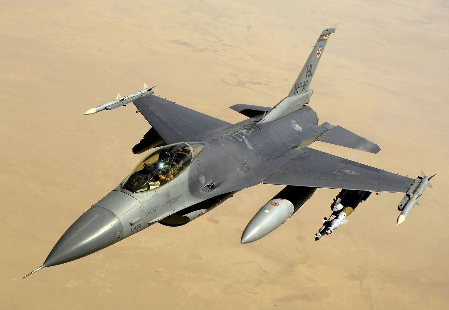 F-16 hävituslennuk.