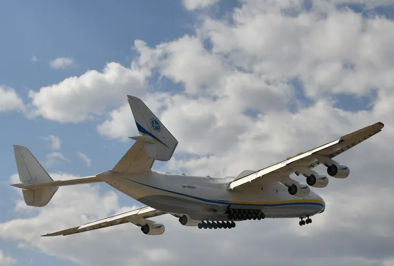 Maailma suurim lennuk Antonov An-225 Mrija tõusmas õhku Ukraina Gostomeli lennuväljalt, mis on ta kodulennuväli.