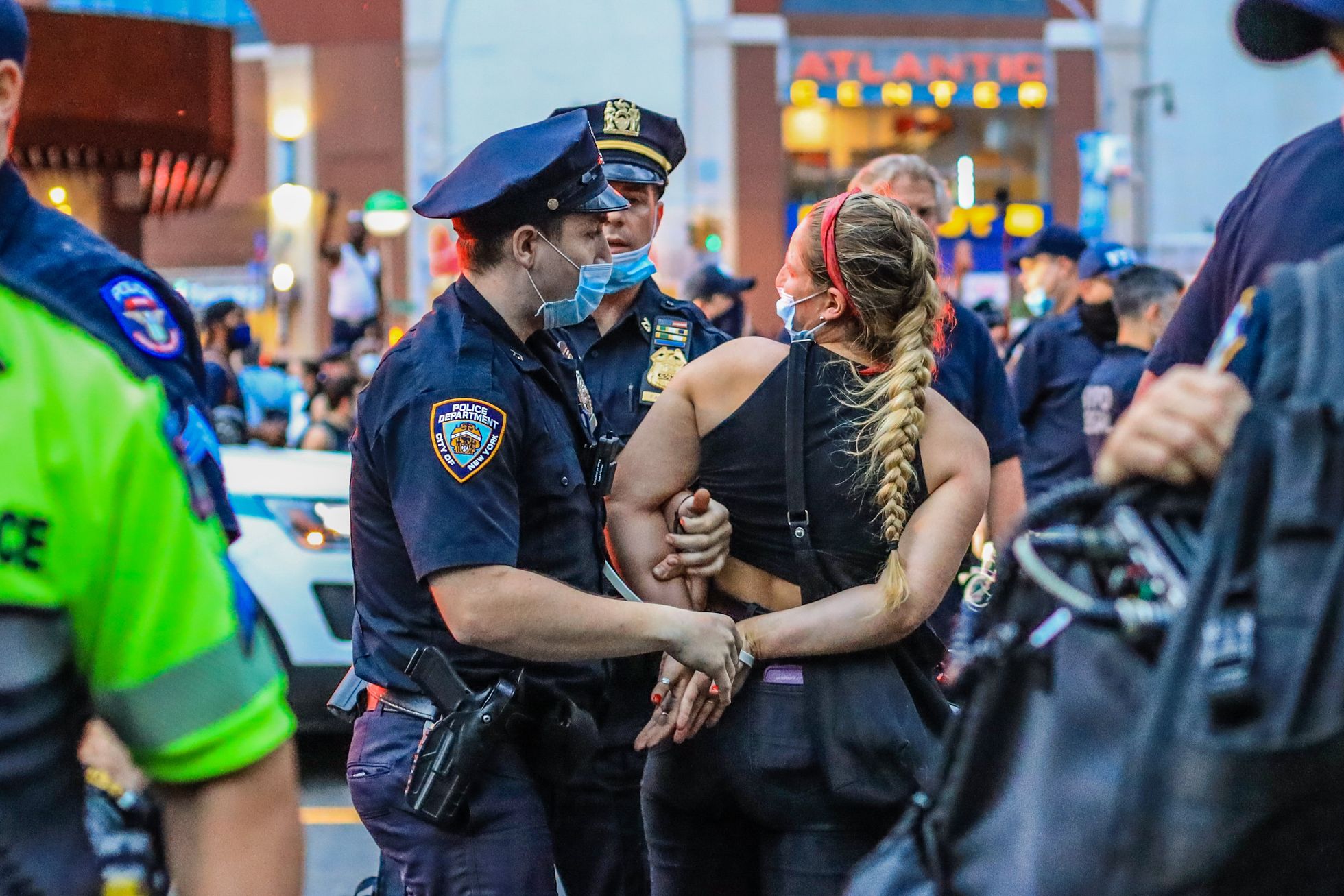 Alates neljapäevast on üle riigi vahistatud üle tuhande meeleavaldaja, kuid laupäevased numbrid puuduvad. Pildil peetakse kinni New Yorgi elanikku.