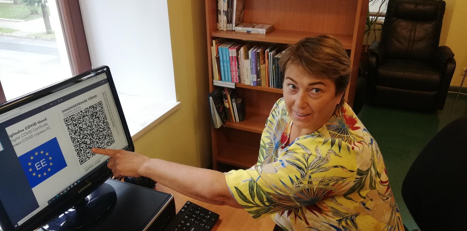Marju Saluste Lääne-Virumaa keskraamatukogust aitab abivajajatel arvutist välja printida vajalikud dokumendid ja kinnitab, et seda teenust osutavad kõik raamatukogud.