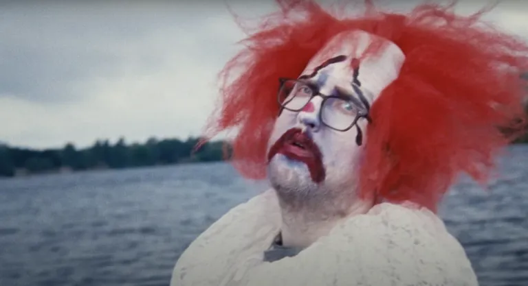 Kadrs no apvienības "The Ofiss" videoklipa dziesmai "Runča dziesma"