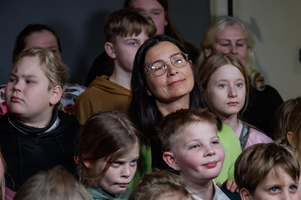 Metsküla kooli direktor Pille Kaisel ja tema õpilased teisipäeval Postimehe toimetuses. Ees vasakul Ruudi, tema kõrval Jürgen.