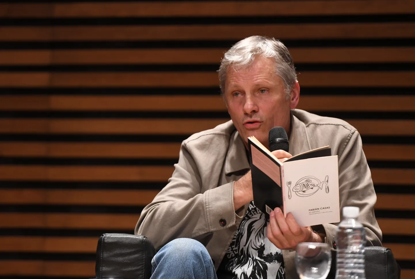 Viggo Mortensen 9. juulil Argentiinas esitlemas oma luulekogu "Branches for a nest".