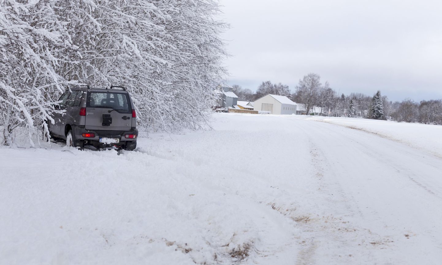 Lumistes oludes jäid mitu autojuhti teisipäeval ja kolmapäeval maanteel hätta ning lõpetas kraavis.