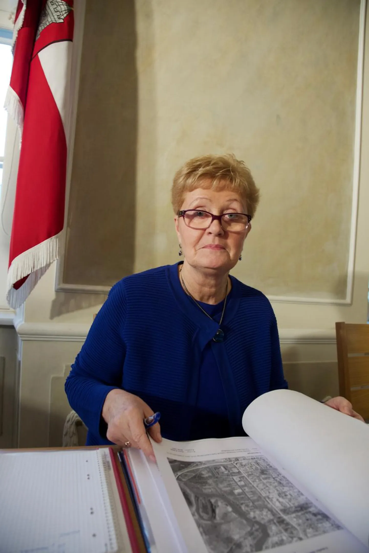 Ülle Saare töökoht oli volikogu istungitel kõigi silme all, aga töö väga välja ei paistnud: tähtis oli jälgida reeglitest kinni pidamist, sest protseduurireegilite vastu eksimine võib tuua kohtus käimist ja volikogu otsuste tühistamist.